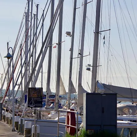 Urlaubsbahnhof-wartehalle